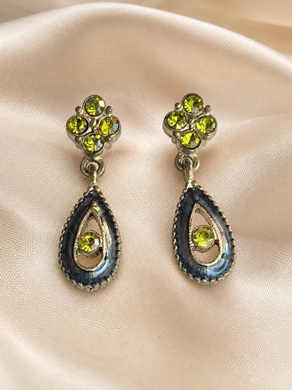 Vintage Y2K Green Faceted Stone Black Enamel Gold Tone Drop Earrings